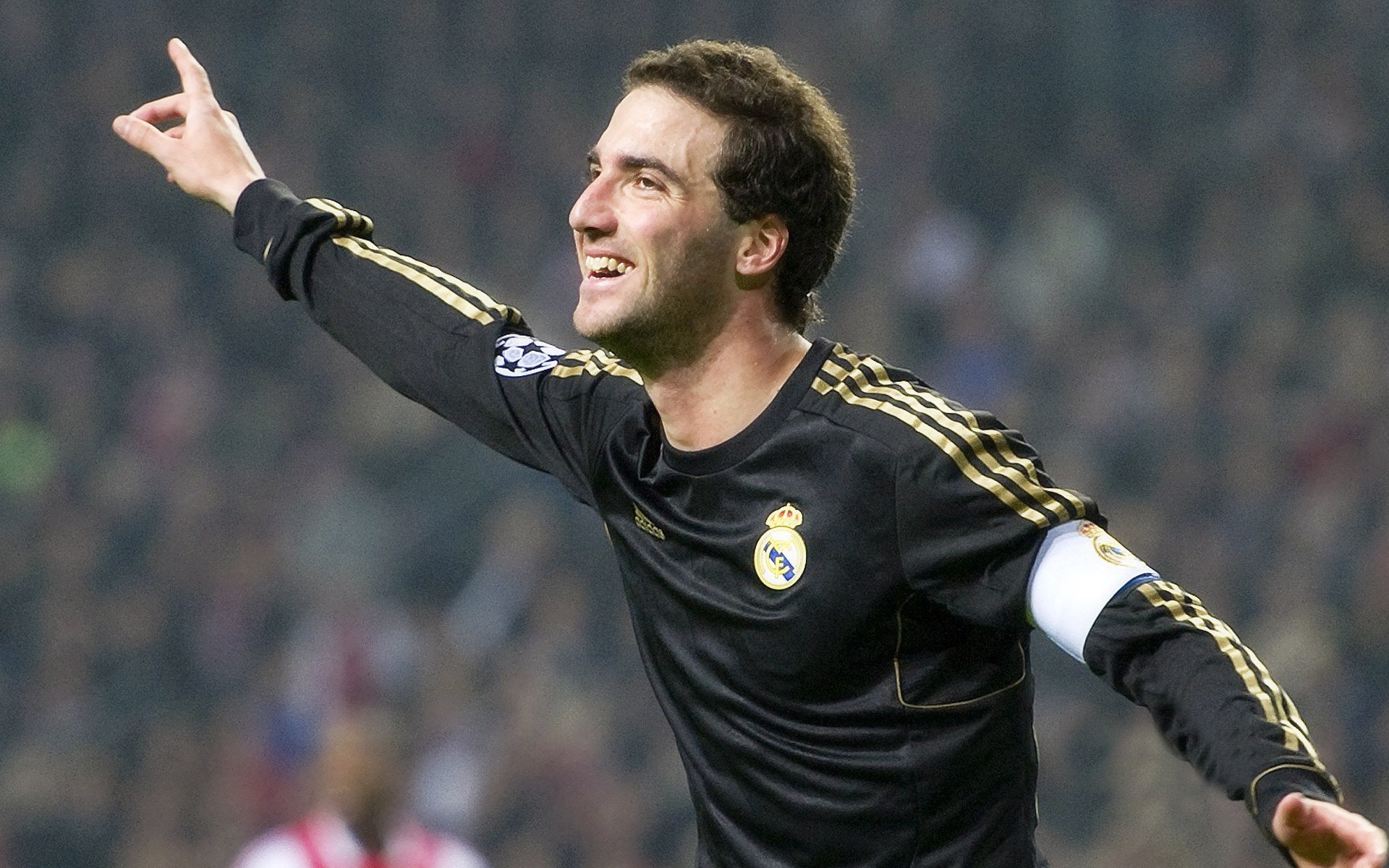 线上“闭眼单脚站平衡挑战” 成为社交平台新梗